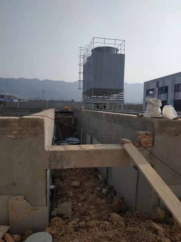 成都浦江2組400T方形逆流式玻璃鋼冷卻塔安裝現(xiàn)場