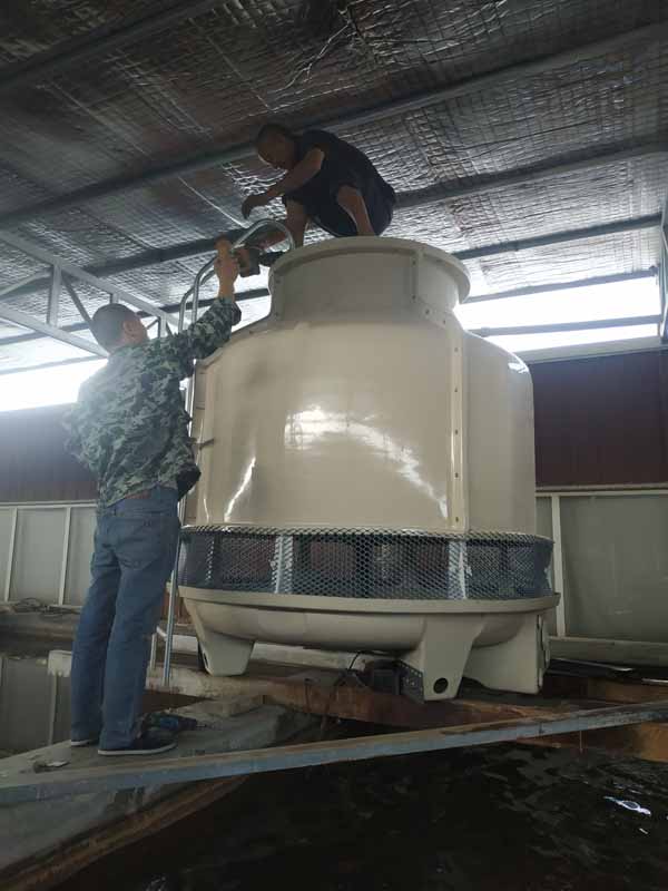 德陽洋誠塑業(yè)有限公司新增1臺50T冷卻塔安裝現(xiàn)場