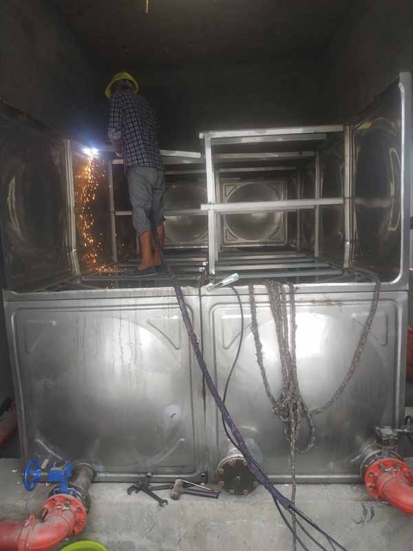 四川遂寧24立方消防水箱撤卸現(xiàn)場甲方四川廣義微電子股份有限公司